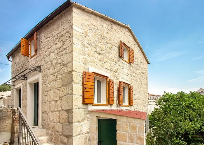Maki Stone House - Free parking