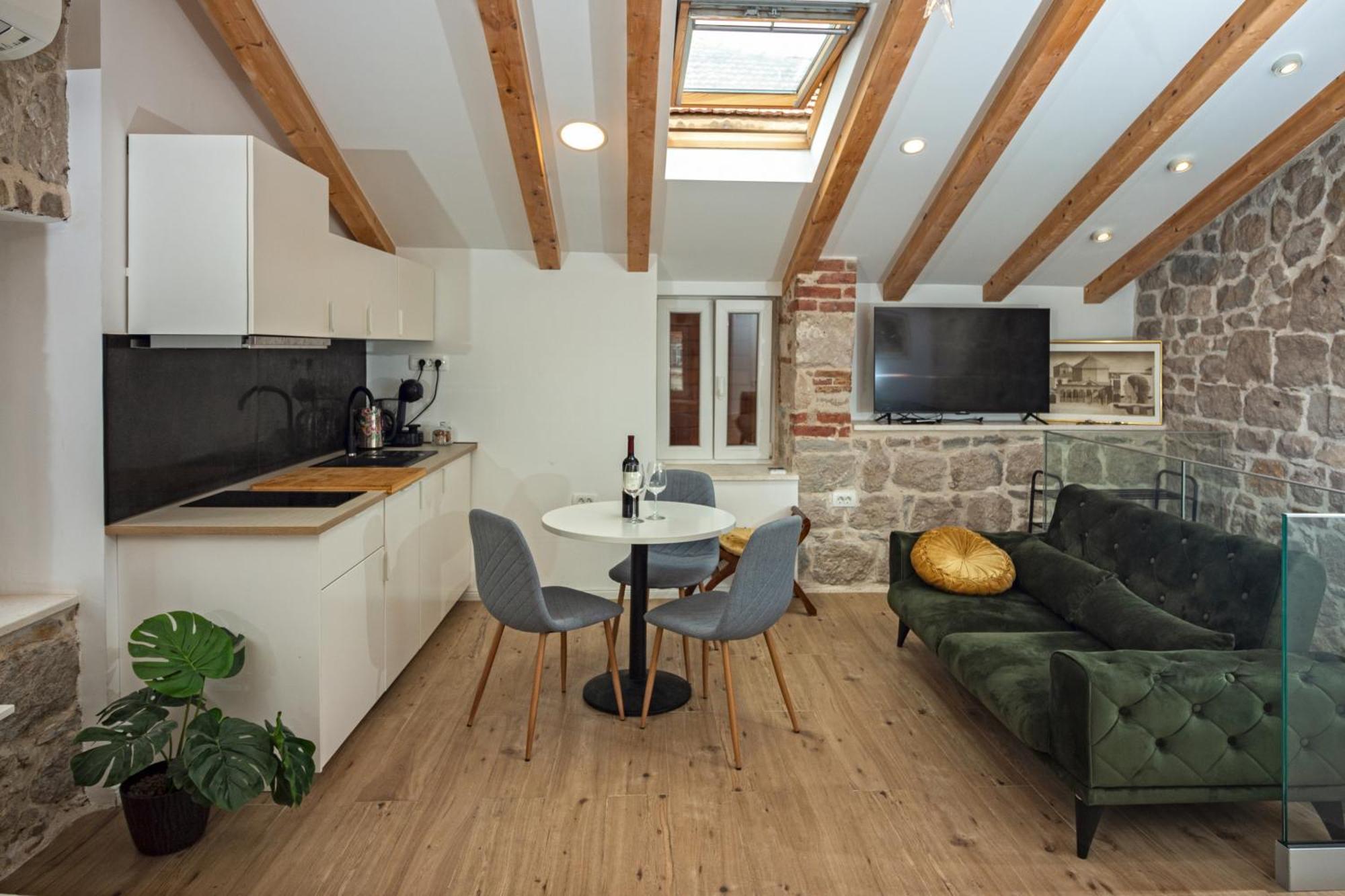 Maki Stone House - Free Parking